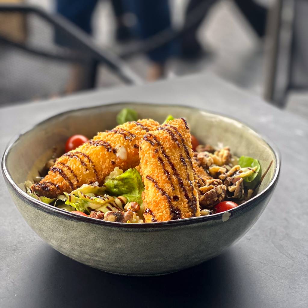 Salade de brie chaud et noix Le Steakhouse de Colette The Village